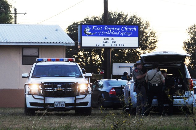 Um tiroteio na igreja Batista da cidade de Sutherland Springs, a 45 km da cidade de San Antonio no Texas, deixou no mínimo 27 mortos e diversos feridos na manhã deste domingo, de acordo com a BBC - 05/11/2017
