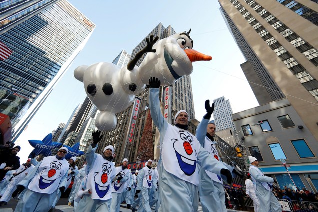 Balão inflável da personagem Olaf é parte da decoração do desfile de Dia de Ação de Graças em Manhattan, Estados Unidos - 23/11/2017