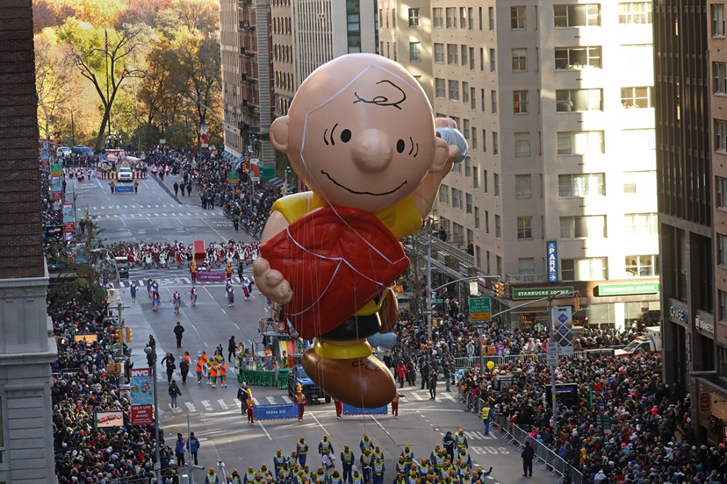 Balão inflável da personagem Charlie Brown é parte da decoração do desfile de Dia de Ação de Graças em Manhattan, Estados Unidos