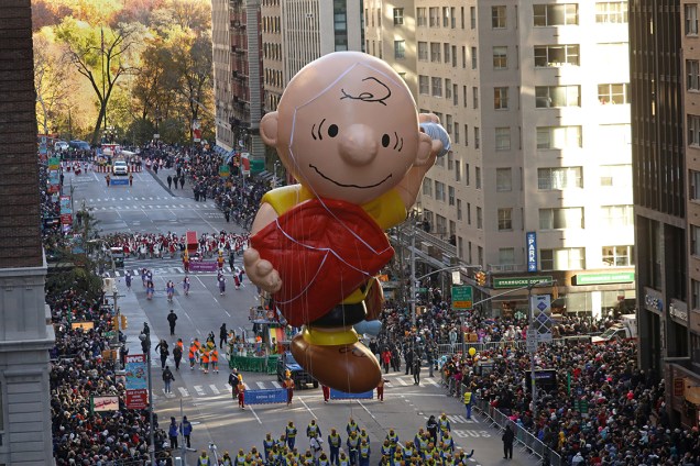 Balão inflável da personagem Charlie Brown é parte da decoração do desfile de Dia de Ação de Graças em Manhattan, Estados Unidos - 23/11/2017
