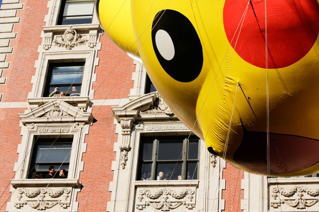 Balão inflável da personagem Pikachu é parte da decoração do desfile de Dia de Ação de Graças em Manhattan, Estados Unidos - 23/11/2017