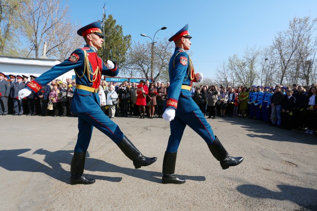 Soldados marcham durante o Dia da República em Tiraspol, capital da Transnístria.