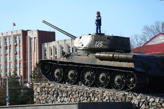 Criança brinca em um monumento em forma de tanque em Tiraspol, Transnístria.