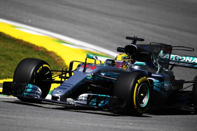 O piloto britânico Lewis Hamilton, da Mercedes, durante treino livre para o Grande Prêmio do Brasil, em Interlagos - 10/11/2017