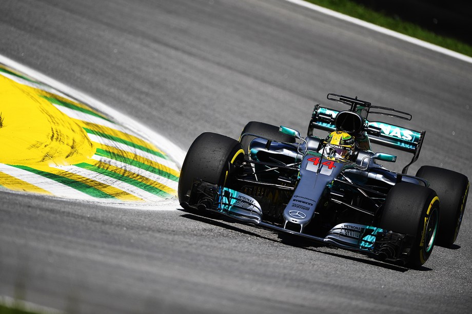 O piloto britânico Lewis Hamilton, da Mercedes, durante treino livre para o Grande Prêmio do Brasil, em Interlagos - 10/11/2017