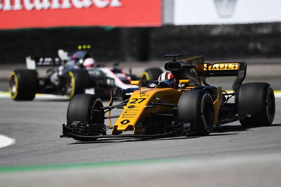 O piloto alemão Nico Hülkenberg, da Renault, durante treino livre para o Grande Prêmio do Brasil, em Interlagos - 10/11/2017