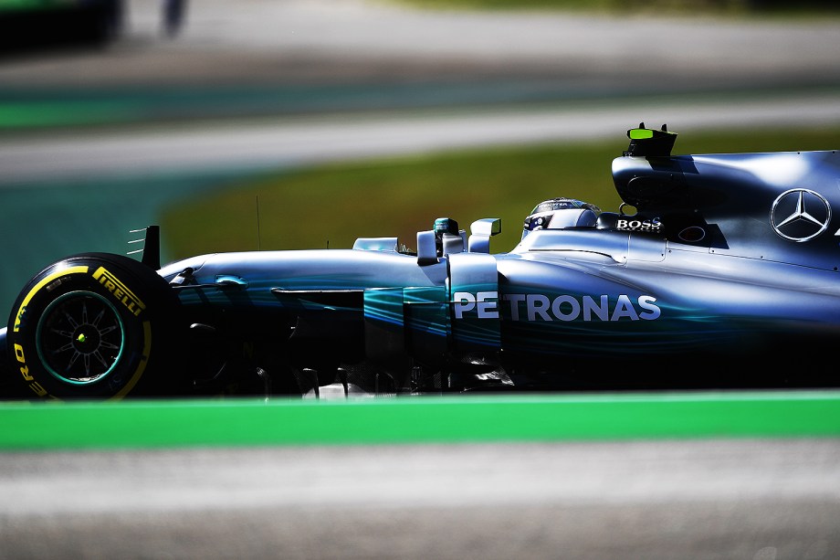 O piloto finlandês Valtteri Bottas, da Mercedes, durante treino livre para o Grande Prêmio do Brasil, em Interlagos - 10/11/2017