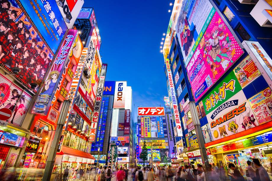 Pedestres caminham em Akihabara, distrito de Tóquio, no Japão – 19/08/2015