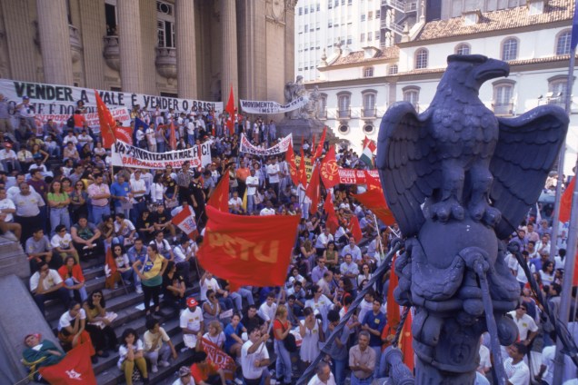Manifestação contra o leilão da Cia. Vale do Rio Doce, próximo a Bolsa de Valores, no Rio de Janeiro - 29/04/1997