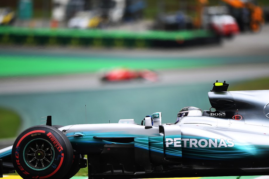 O piloto finlandês Valtteri Bottas, da Mercedes, durante segundo dia de treino livre para o Grande Prêmio do Brasil, no Autódromo de Interlagos - 11/11/2017