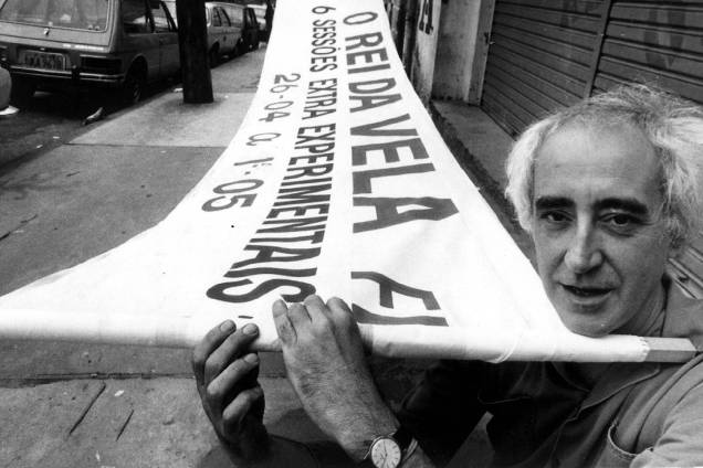 O diretor José Celso Martinez Corrêa exibe faixa da peça "O Rei da Vela", em São Paulo (SP). (São Paulo (SP) - 27/04/1984.