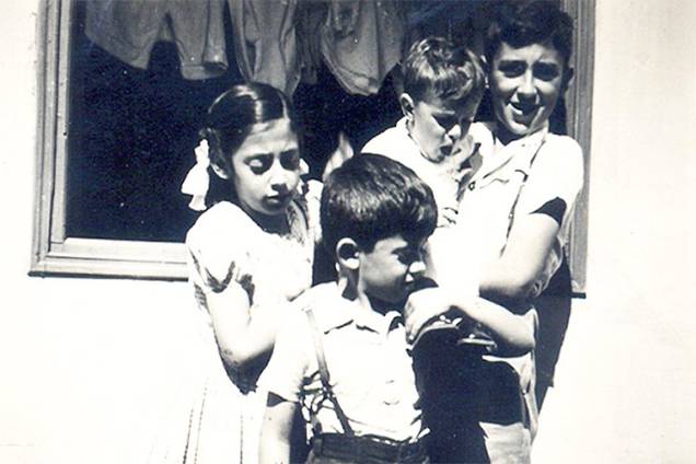 Zé Celso com os irmãos: Lala, Luís e João, no colo