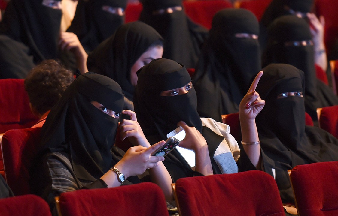 Mulheres comparecem a competição de filmes curta-metragem em um festival em Riyadh, na Síria