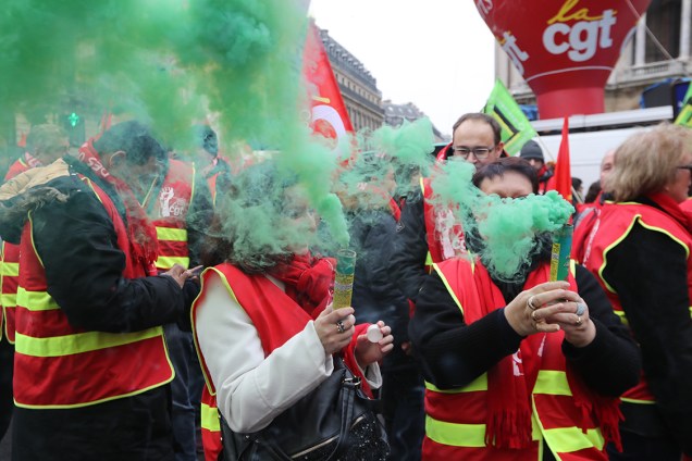 Manifestantes liberam fumaça durante protesto contra ordens do presidente Emmanuel Macron a respeito das leis trabalhistas, em Paris - 20/12/2017