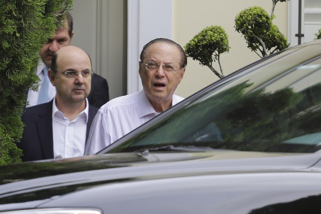 Deputado Paulo Maluf (PP-SP) deixa sua casa no Jardim Europa e segue para a sede da Polícia Federal, em São Paulo