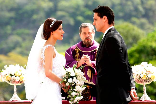 Débora (Manuela do Monte) e Adriano (Felipe Cunha) se casam em 'Apocalipse'
