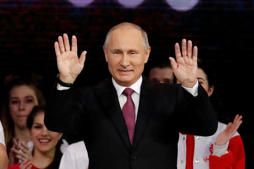 Presidente da Rússia, Vladimir Putin, cumprimenta público durante congresso em Moscou, na Rússia