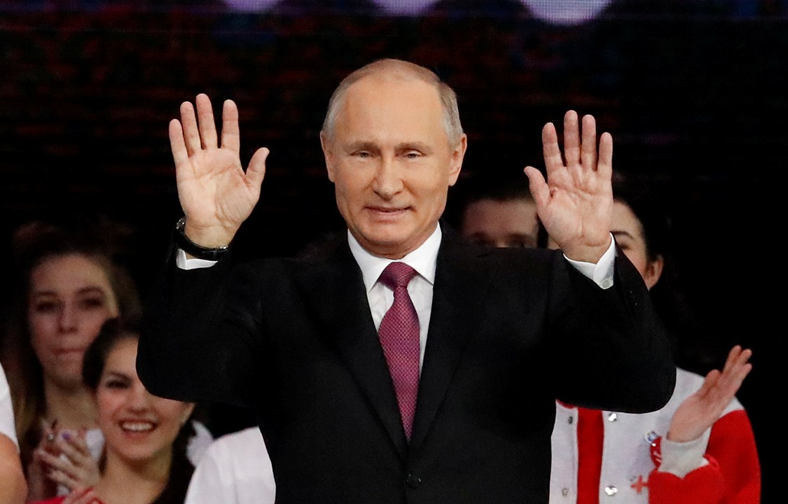 Presidente da Rússia, Vladimir Putin, cumprimenta público durante congresso em Moscou, na Rússia