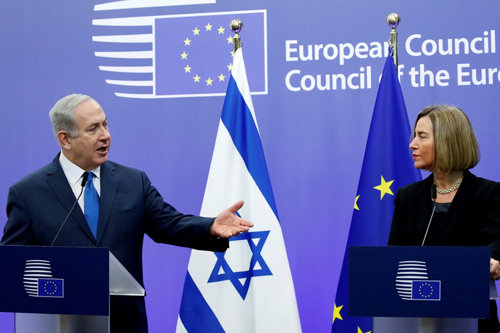 Primeiro Ministro israelense, Benjamin Netanyahu, em coletiva de imprensa com a chefe de polícia do estado Federica Mogherini, em Bruxelas, na Bélgica