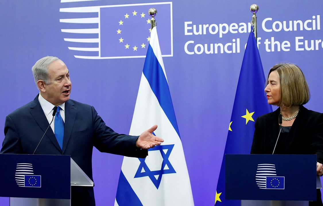 Primeiro Ministro israelense, Benjamin Netanyahu, em coletiva de imprensa com a chefe de polícia do estado Federica Mogherini, em Bruxelas, na Bélgica