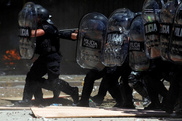 Policiais tentam conter manifestação contra as reformas da previdência social enquanto legisladores debatem o assunto em Buenos Aires, na Argentina