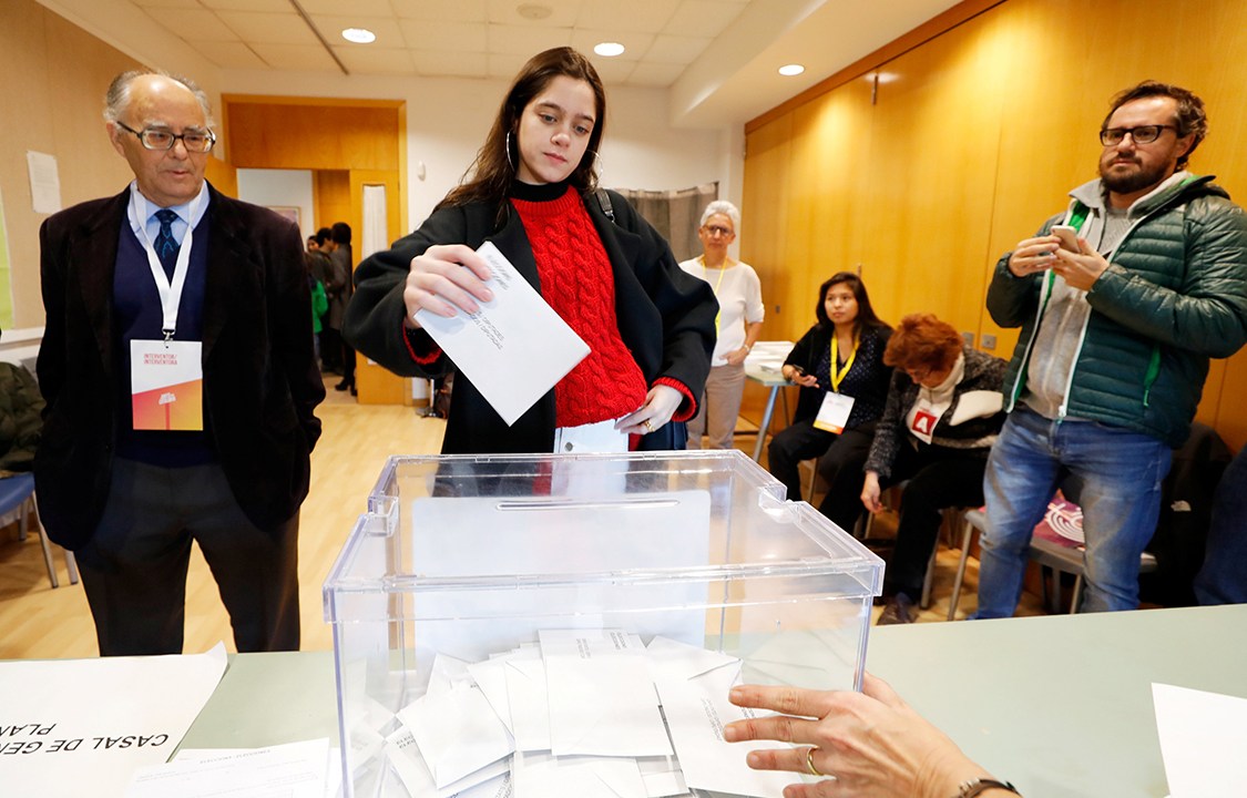 Jovem deposita seu voto na urna eleitoral durante eleições em Sant Cugat del Valles, na Espanha