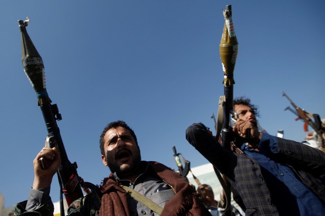 Soldados fiéis ao movimento Houthi mostram suas armas durante a celebração de mil dias de possi da tribo muçulmana sobre a região de conflito de Sanaa, no Iêmen - 21/12/2017
