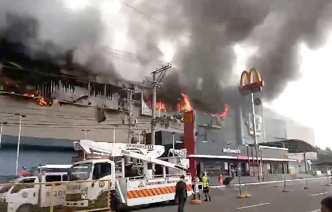 Bombeiros tentam apagar incêndio em um shopping center na cidade de Davao, nas Filipnas