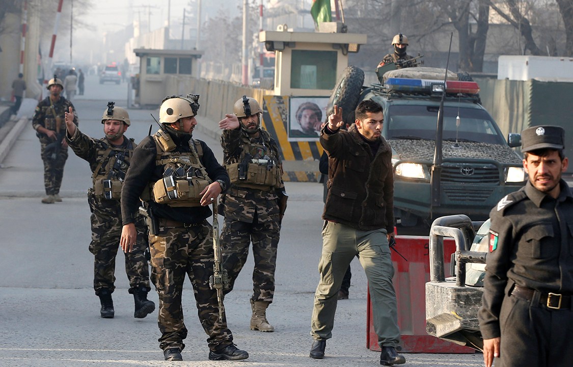 Forças de segurança patrulham perímetro ao redor de atentado em Cabul, no Afeganistão