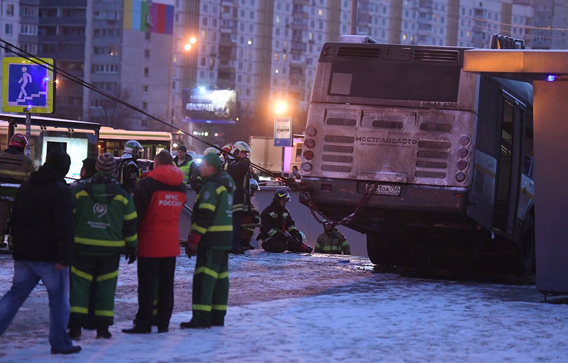 Ônibus entra em passagem subterrânea e atropela pedestres em Moscou