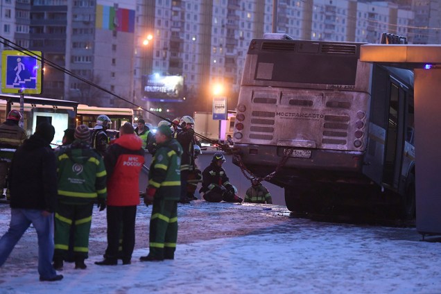 Ônibus avança sobre uma passagem subterrânea em Moscou, capital da Rússia, matando ao menos quatro pessoas - 25/12/2017