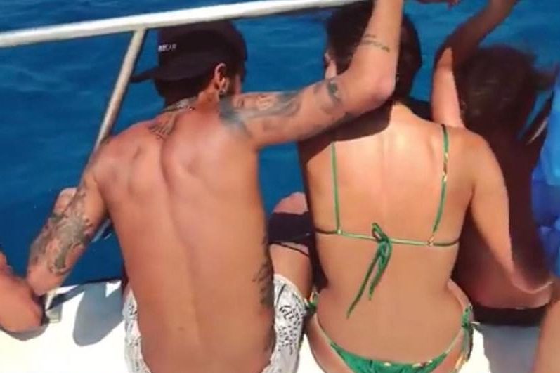 Neymar e Bruna Marquezine passeiam de barco em Fernando de Noronha