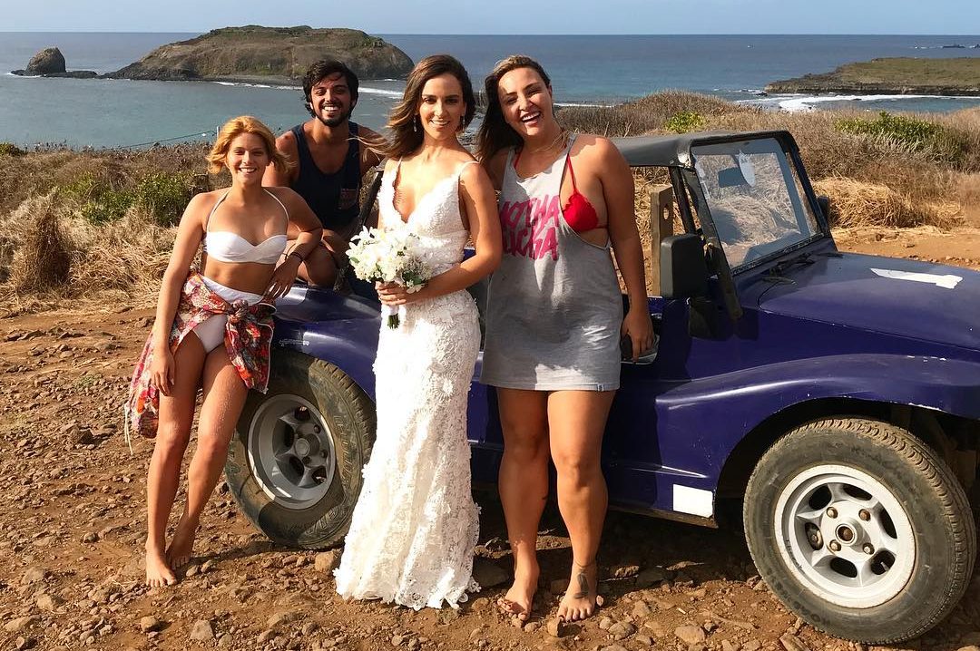 Isabella Santoni, Rodrigo Simas e Keila Zago ajudam noiva em Fernando de Noronha