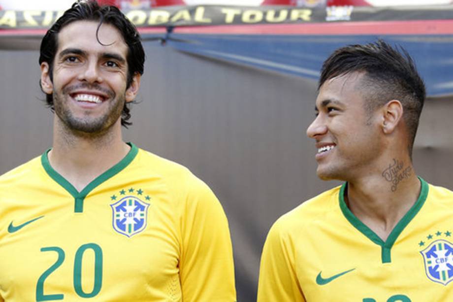 Kaká e Neymar jogando pela seleção do Brasil