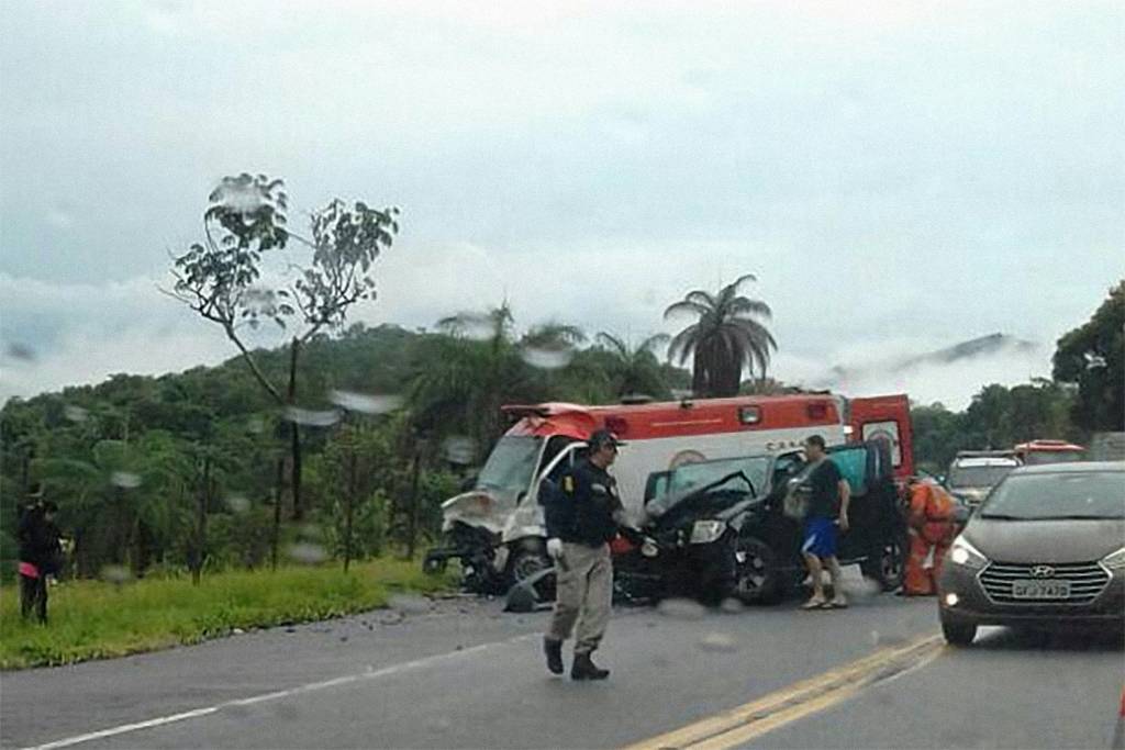 Após resgatar ferido, ambulância bate de frente e mais 9 se ferem
