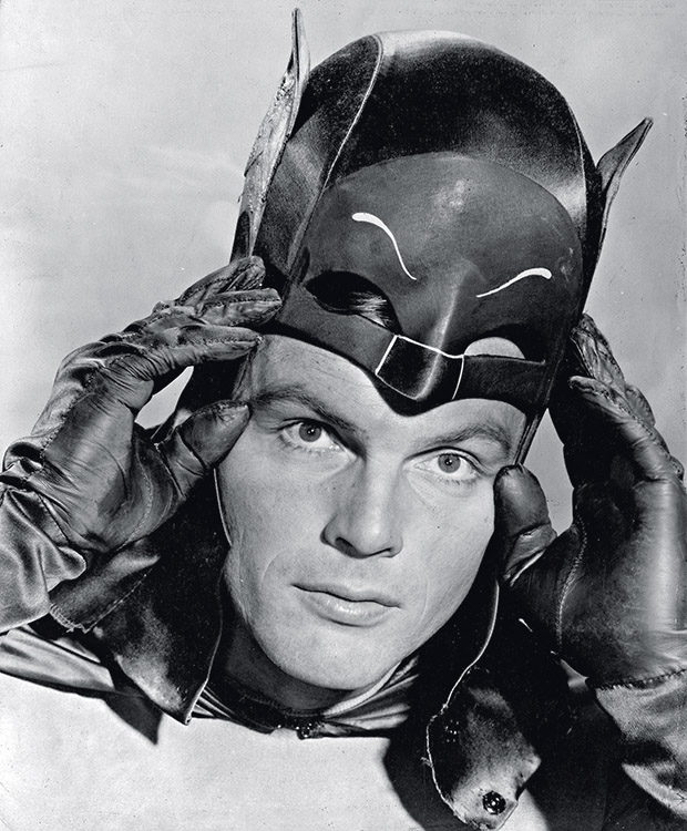 Adam West caracterizado como Batman, nos anos 60