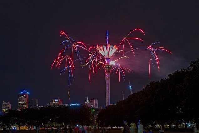 SHow de fogos de artifício na Sky Tower, celebra o Ano Novo em Auckland, Nova Zelândia