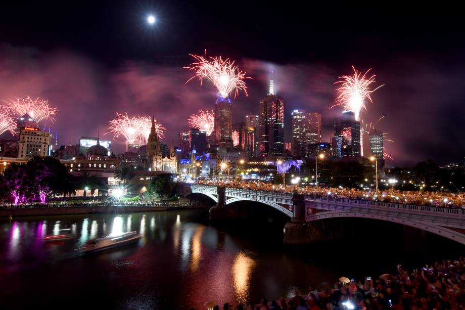 Fogos de artifício iluminam o céu ao longo do rio Yarra durante as festas de Ano Novo em Melbourne, na Austrália