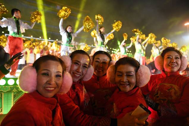 Artistas comemoram a chegada do Ano Novo em um evento de contagem regressiva em Pequim, na China Artistas comemoram a chegada do Ano Novo em um evento de contagem regressiva em Pequim, na China