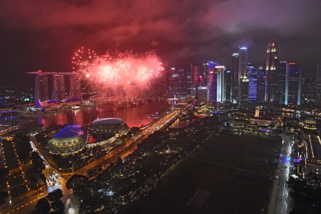 Fogos de artifício explodem no horizonte durante as celebrações de Ano Novo em Singapura