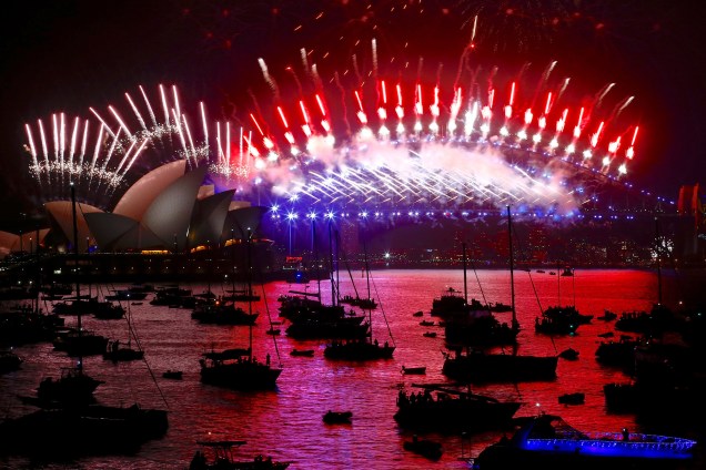 Show de fogos de artifício marcam as celebrações de Ano Novo na Baía de Sydney na Austrália
