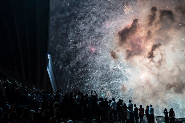 Multidão observa os fogos de artifício na Opera House durante as celebrações de Ano Novo em Sydney, na Austrália