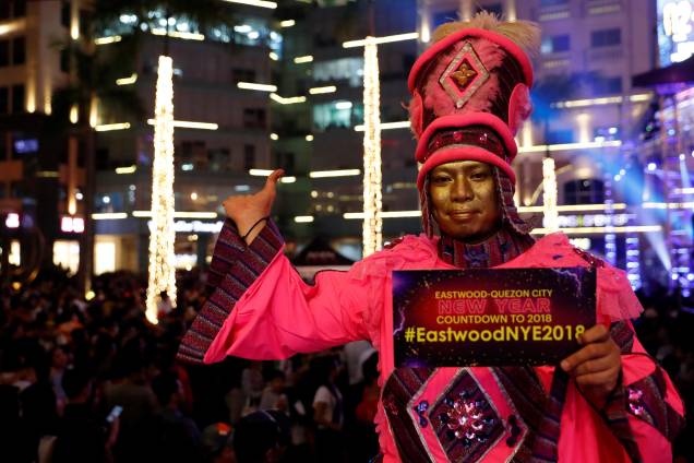 Homem fantasiado participa de uma festa de Ano Novo no shopping de Eastwood em Quezon City, Metro Manila, nas Filipinas Homem fantasiado participa de uma festa de Ano Novo no shopping de Eastwood em Quezon City, Metro Manila, nas Filipinas