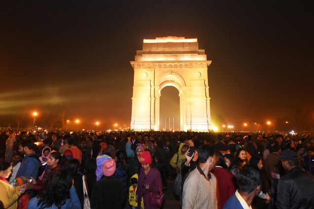 Multidão se reúne para celebrar a chegada de 2018 na Porta da Índia em Nova Délhi
