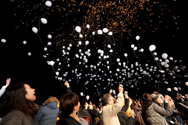 Pessoas soltam balões brancos para o céu durante celebrações do Ano Novo em Tóquio, no Japão