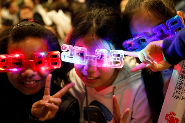 Crianças usam óculos luminosos para celebrar a chegada de 2018 em Hong Kong