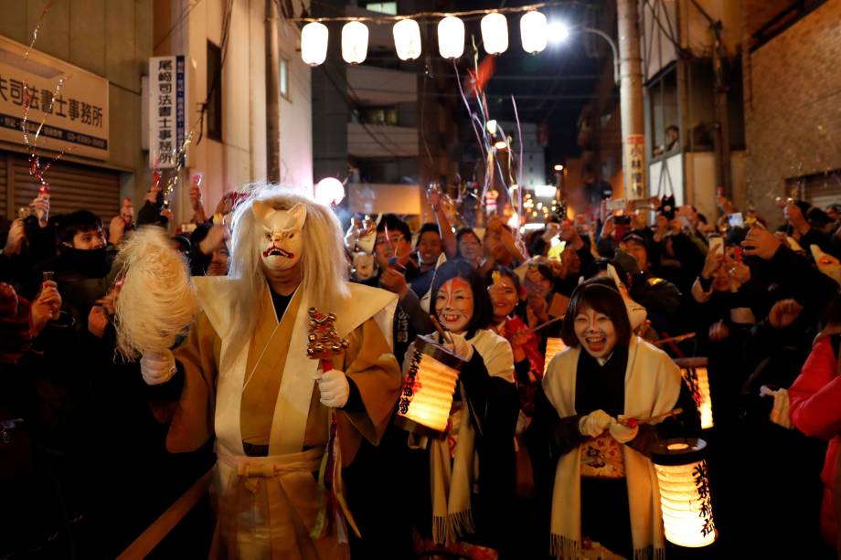 Pessoas vestidas como raposas celebram a chegada do ano novo nas ruas de Tóquio, Japão