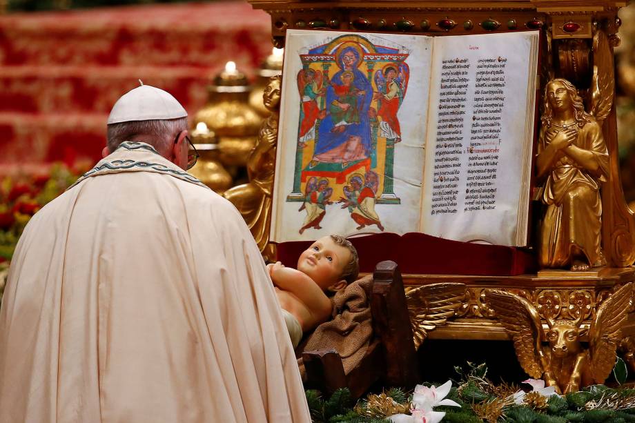 Papa Francisco chega para celebrar a Primeira Véspera e a oração Te Deum na última Missa do ano na Basílica de São Pedro no Vaticano