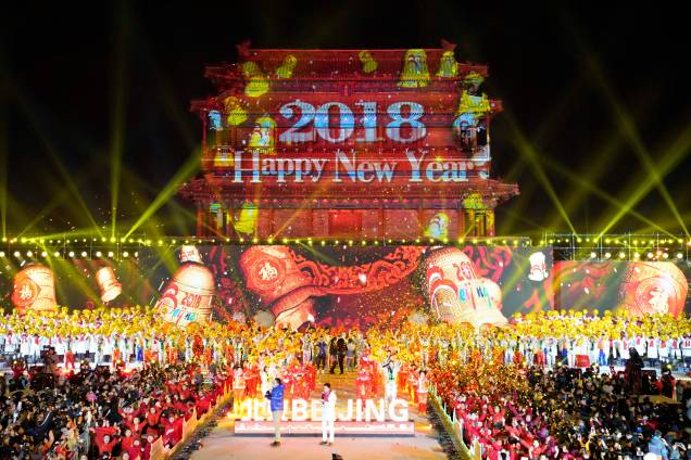 Pessoas celebram o Ano Novo durante evento de contagem regressiva no Yongdingmen Gate em Pequim, China Pessoas celebram o Ano Novo durante evento de contagem regressiva no Yongdingmen Gate em Pequim, China