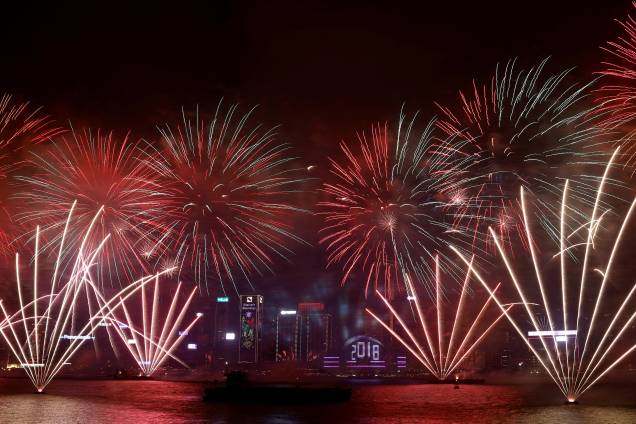 Fogos de artifício explodem sobre o Porto de Victoria e o Centro de Convenções e Exposições de Hong Kong durante um show de pirotecnia para celebrar o Ano Novo Fogos de artifício explodem sobre o Porto de Victoria e o Centro de Convenções e Exposições de Hong Kong durante um show de pirotecnia para celebrar o Ano Novo